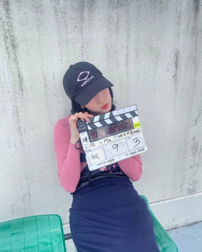 Sukses Bintangi Drama Korea Doona, Berikut Potret Suzy di Belakang Layar Selama Proses Syuting! 
