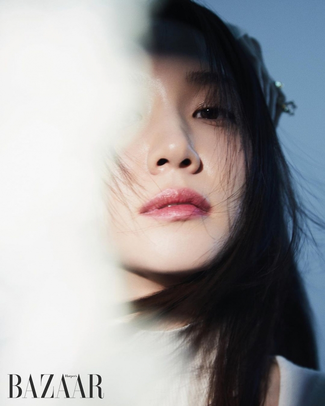 Bergaya Bak Diva, Park Eun Bin Tampil Memukau di Pemotretan Majalah Harpers Bazaar Korea