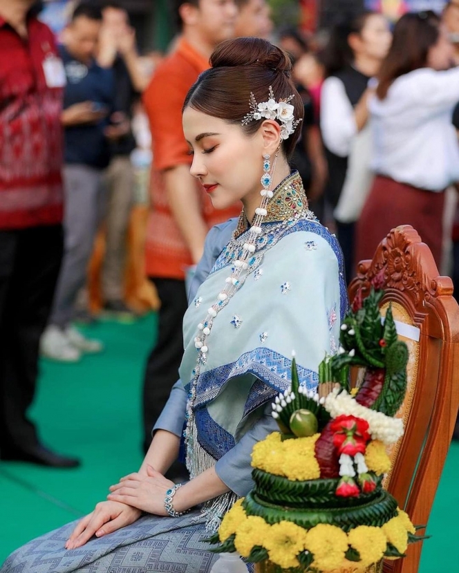 10 Potret Baifern Pimchanok Kenakan Busana Tradisional Thailand, Elegan Banget kayak Keluarga Kerajaan