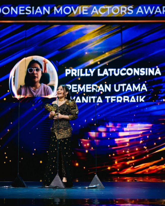 Borong 4 Piala Sekaligus, Ini Potret Prilly Latuconsina di Acara IMA Awards yang Berkals Banget!