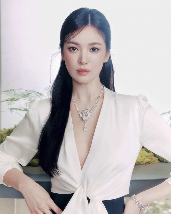 7 Potret Terbaru Song Hye Kyo di Event Chaumet, Tampil Elegan dan Awet Muda Banget!