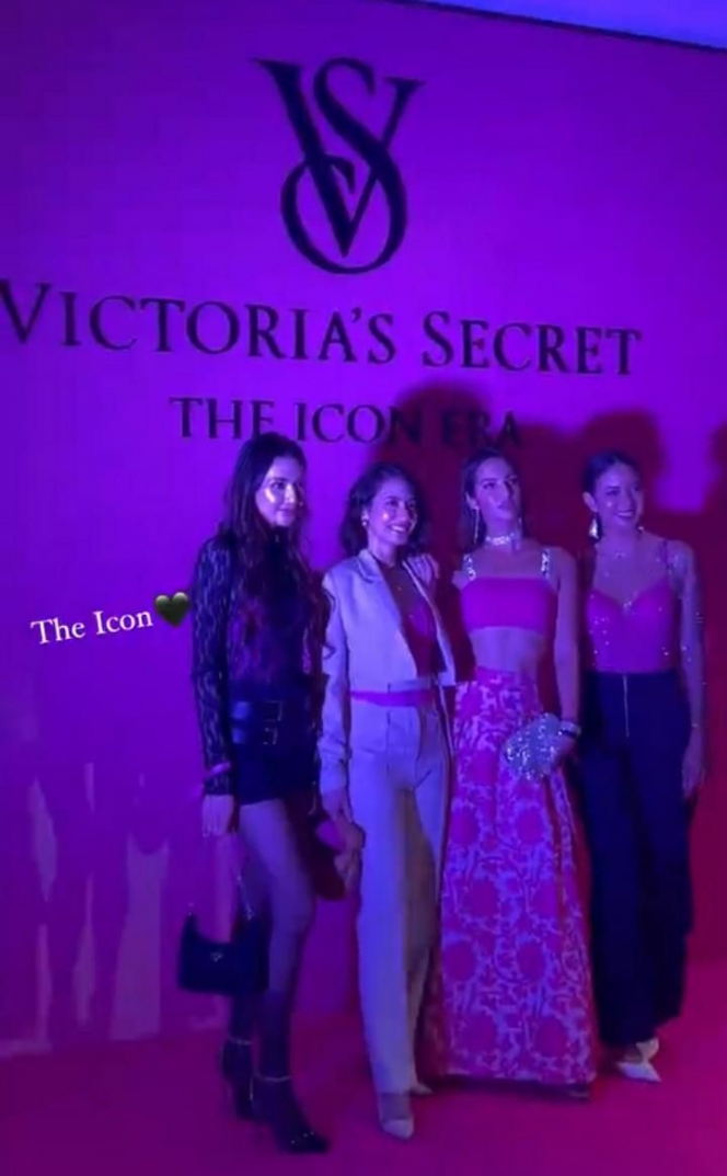 10 Potret Nia Ramadhani Hadir di Opening Victorias Secret di Singapura