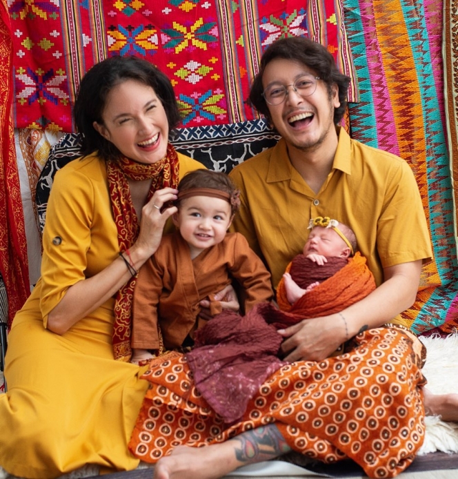 Tanpa Nanny dan Babysitter, Ini Potret Nadine Chandrawinata dan Dimas Anggara Momong 2 Anak Sendiri