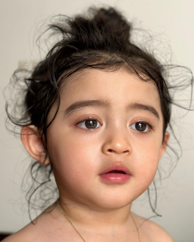 10 Potret Gemas Baby Guzel saat Bangun Tidur, Tetap Cantik Bak Boneka Hidup Meski Rambutnya Berantakan