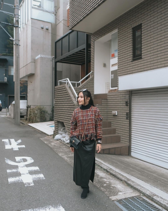 Deretan Potret Prilly Latuconsina di Tokyo, Outfitnya Selalu Keren!