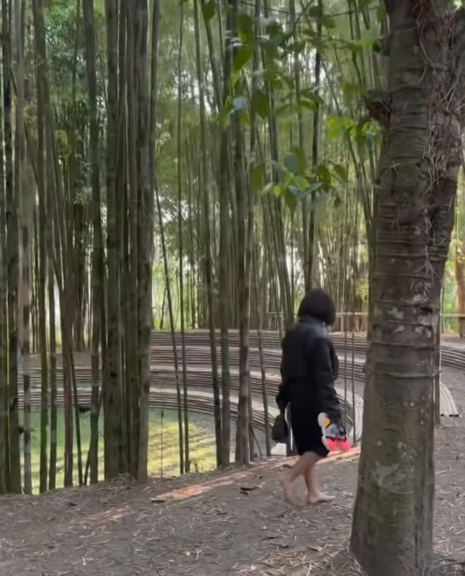 Potret Yuni Shara di Bawah Pohon Bambu yang Disebut Cantik Bak Boneka Barbie, Rela Nyeker Buat Lari-larian