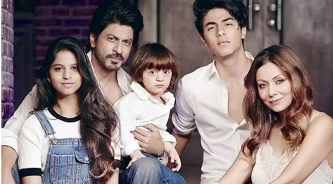 10 Potret Kebersamaan Shah Rukh Khan dan sang Anak, Arya Khan yang Lebih Mirip Kakak Beradik