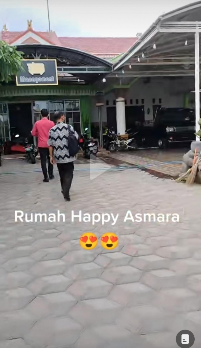Intip Rumah Happy Asmara di Kampung Halaman, Megah dengan Pilar-Pilar Tinggi!