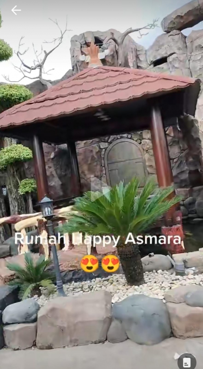 Intip Rumah Happy Asmara di Kampung Halaman, Megah dengan Pilar-Pilar Tinggi!