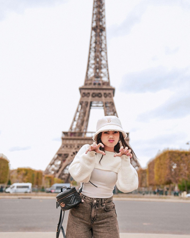 9 Inspirasi Outfit Travelling ala Fuji, Simple dan Stylish!