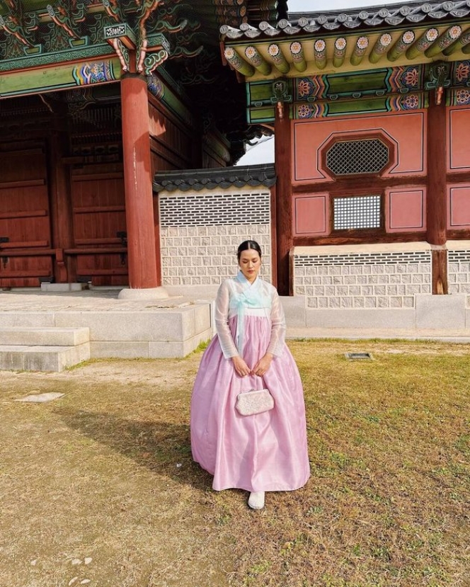 Vibes-nya Kayak di Drama Korea Banget, Ini Potret Raisa saat Pakai Hanbok di Korea