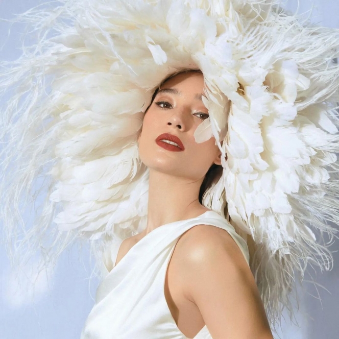 Pancarkan Keanggunan, Ini 8 Potret Tatjana Saphira Kenakan Gaun Putih Pernikahan