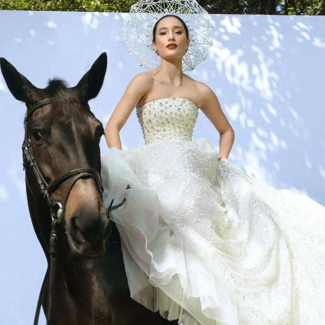 Pancarkan Keanggunan, Ini 8 Potret Tatjana Saphira Kenakan Gaun Putih Pernikahan