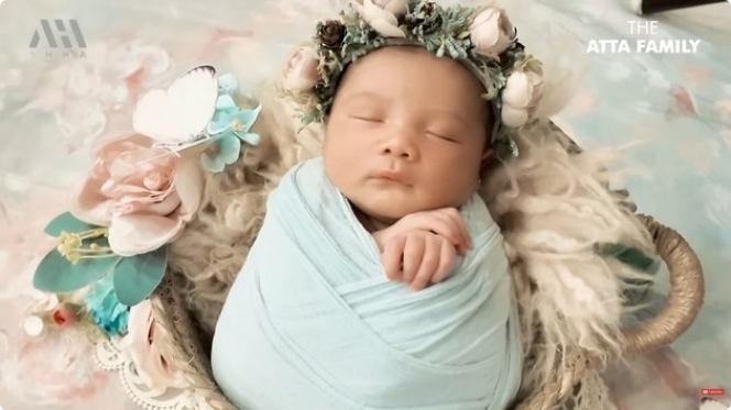 Baru Lahir tapi Udah Sadar Kamera, Ini 10 Potret Newborn Photoshoot Baby Azzura Anak Kedua Aurel-Atta