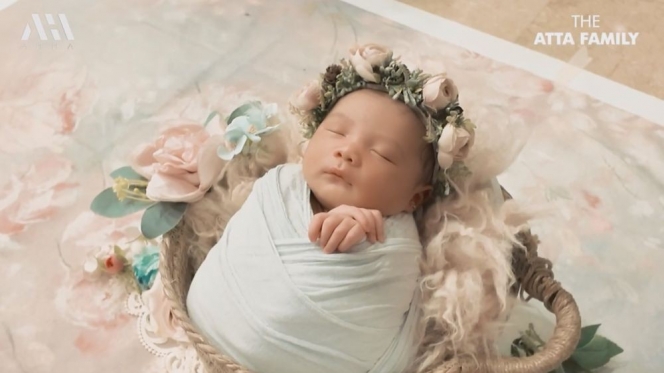 7 Photoshoot Perdana Keluarga Kecil Atta-Aurel, Baby Azzura dan Ameena Sama-Sama Tampil Cantik!