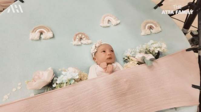 7 Photoshoot Perdana Keluarga Kecil Atta-Aurel, Baby Azzura dan Ameena Sama-Sama Tampil Cantik!