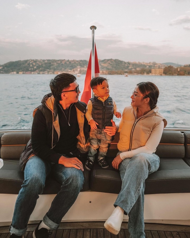 Berlibur ke Turki, Berikut Potret Baby Issa Bersama Nikita Willy dan Indra Priawan Nikmati Sunset di Istanbul! 