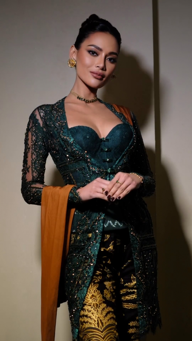 8 Potret Erika Carlina Pakai Kebaya Hijau Emerald, Pancarkan Keanggunan Khas Wanita Jawa