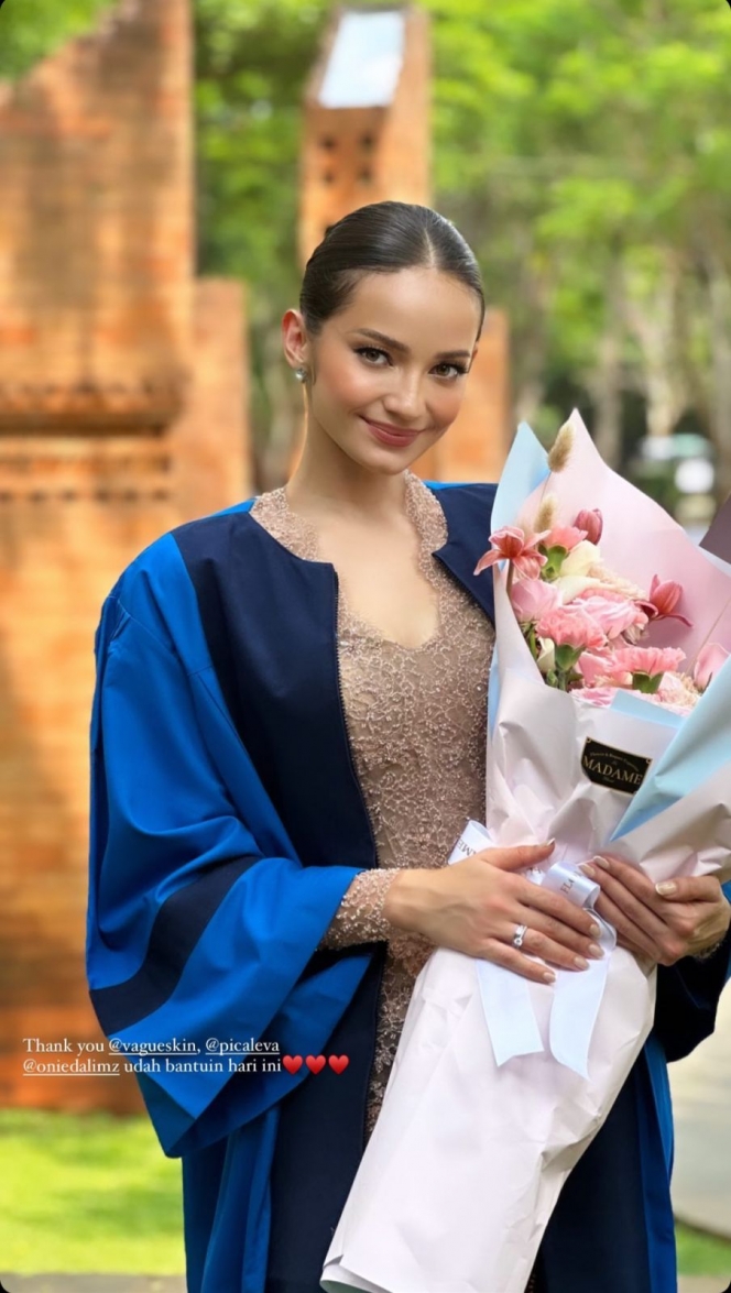 Cantiknya Enzy Storia di Momen Wisuda, Tampil Anggun Berkebaya Pakai Toga