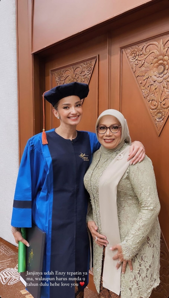 Cantiknya Enzy Storia di Momen Wisuda, Tampil Anggun Berkebaya Pakai Toga