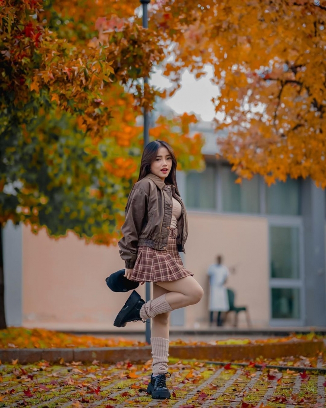Gaya Terbaru Fuji Pakai Rok Mini, Vibesnya Disebut Bak Gadis Kuliahan dalam Film