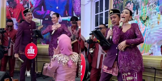 10 Potret Ayu Dewi dan Suami Nyanyi di Nikahan Sepupu, Pamer Kemesraan yang Gemes dan Kocak Abis!