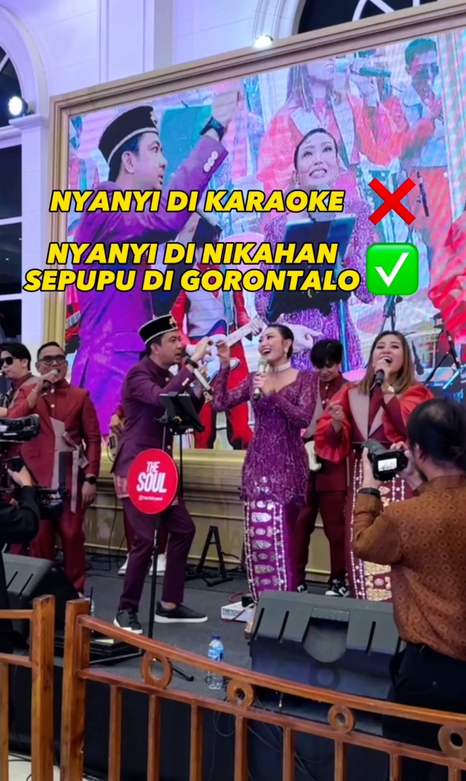 10 Potret Ayu Dewi dan Suami Nyanyi di Nikahan Sepupu, Pamer Kemesraan yang Gemes dan Kocak Abis!