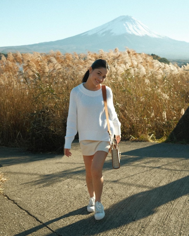Potret Yoriko Angeline Liburan di Jepang, Asik Nikmati Es Krim di Bawah Gunung Fuji