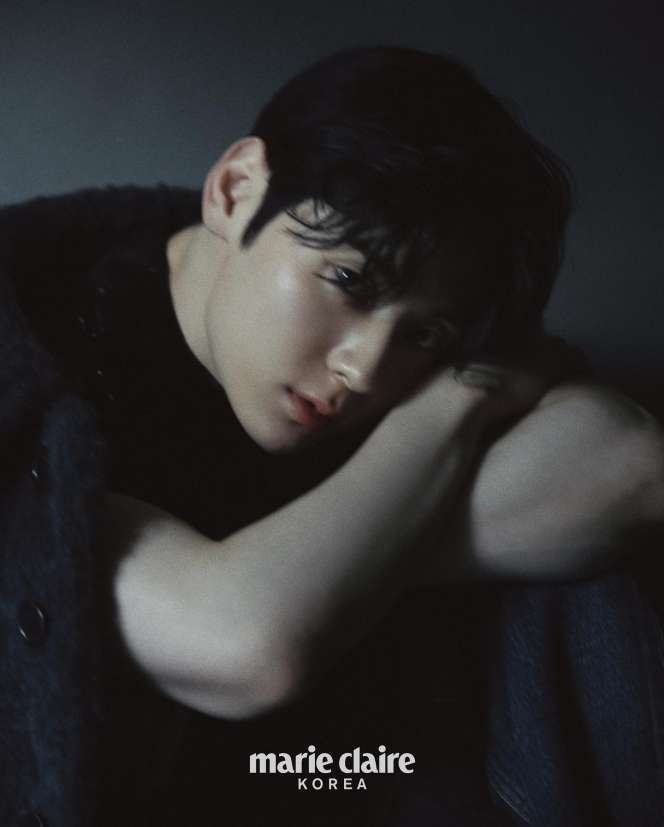 Tetap Ganteng Paripurna Meski Gelap-Gelapan, Hwang Min Hyuk Pamer Visual di Pemotretan Majalah Marie Claire Korea