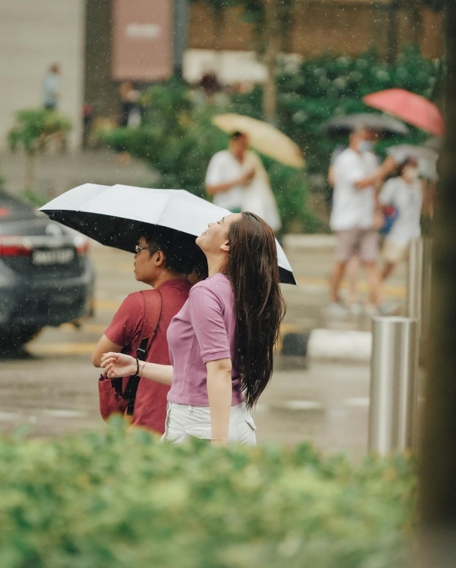 Potret Aaliyah Massaid Main Hujan-Hujanan di Singapura, Wajah Cantiknya Meneduhkan Banget!