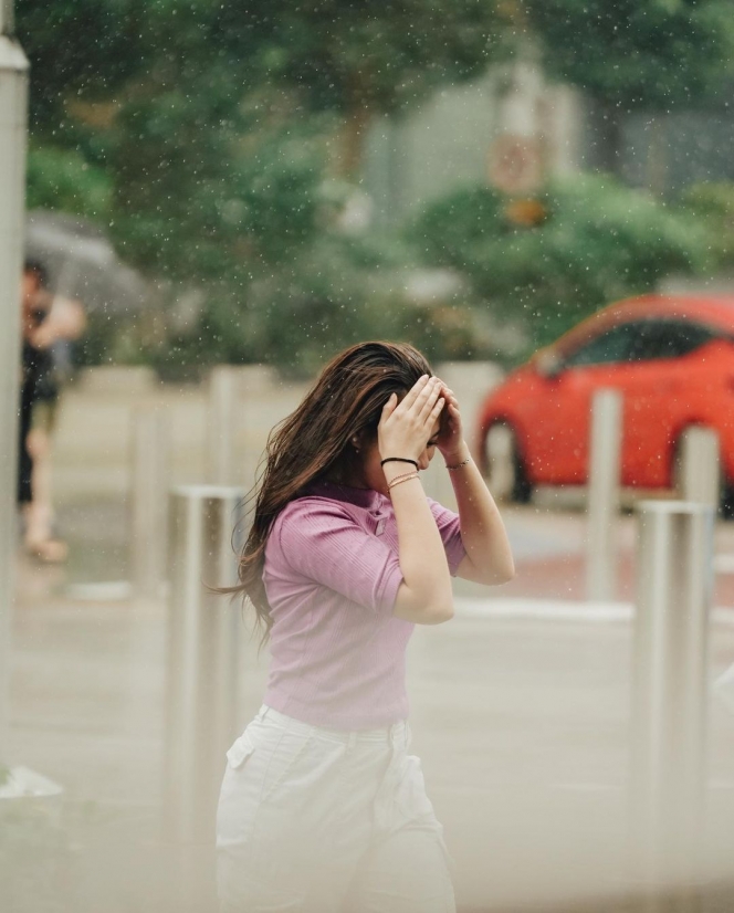 Potret Aaliyah Massaid Main Hujan-Hujanan di Singapura, Wajah Cantiknya Meneduhkan Banget!