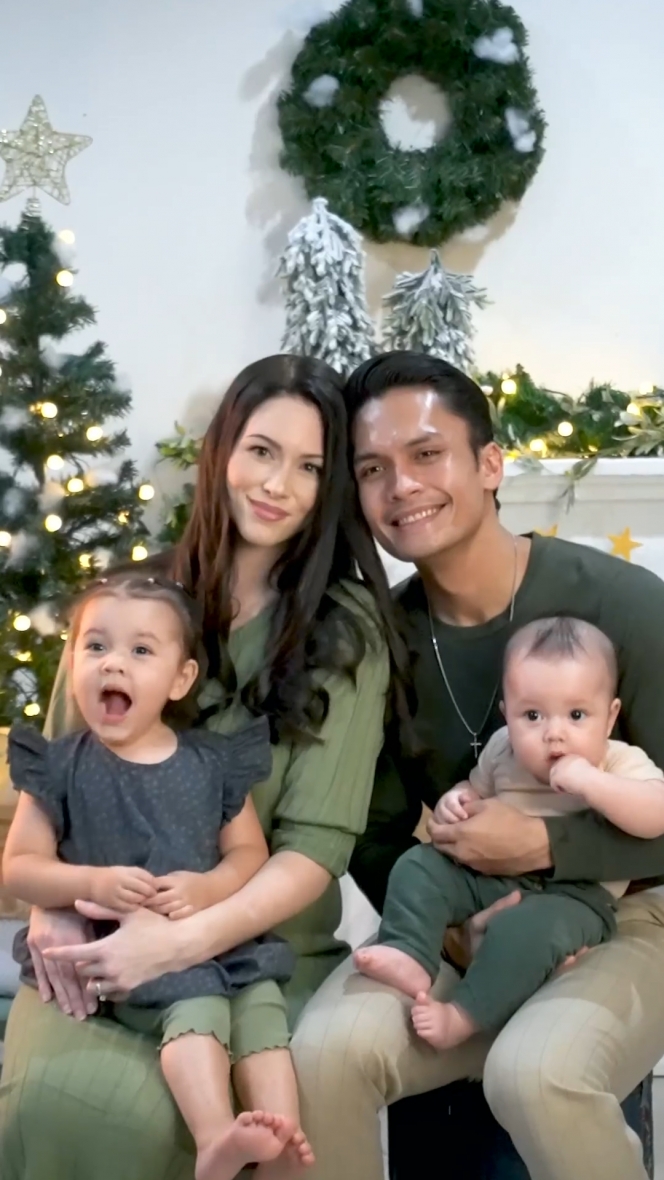 Randy Pangalila dan Keluarga Pemotretan bersama Jelang Natal, Bener-Bener Good-Looking Semua!