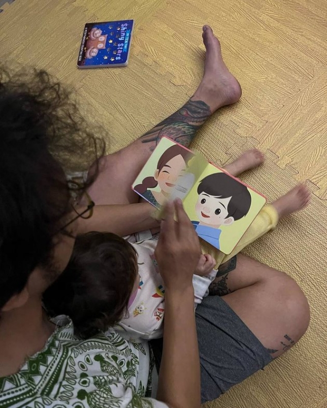 Dari Gosokin Gigi Sampai Bacain Buku Cerita, Potret Telaten Dimas Anggara Momong Dua Anak