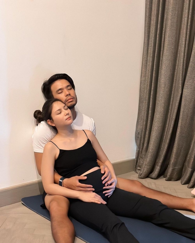 8 Potret Jessica Mila yang Lagi Ikuti Kelas Pranatal Yoga, Baby Bump-nya Makin Kelihatan Besar