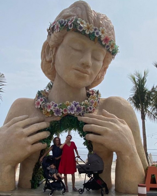 Potret Perdana Baby Djala Main ke Pantai, Seru Bareng Kakak Djiwa dan Nenek