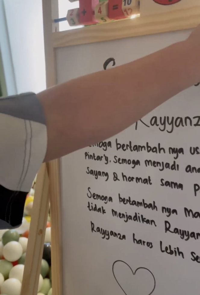Deretan Momen Rayyanza Cipung Dapat Kado Ulang Tahun dari Sus Rini, Pesannya Menyentuh Hati!