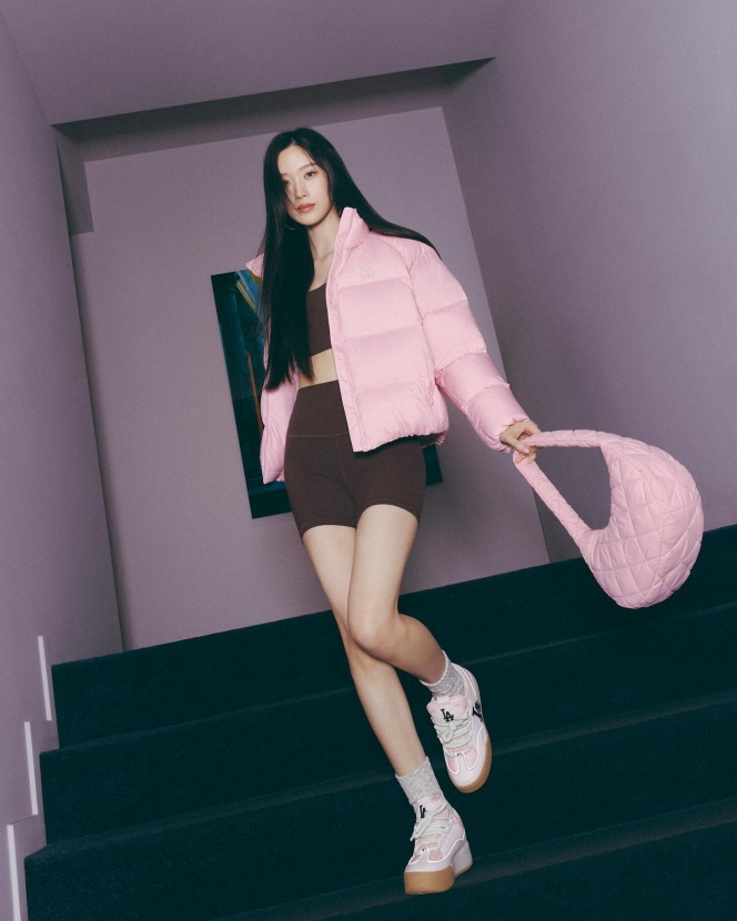 Tampil Sporty, Moon Ga Young Pancarkan Aura Penuh Pesona di Pemotretan Brand Fashion MLB Korea