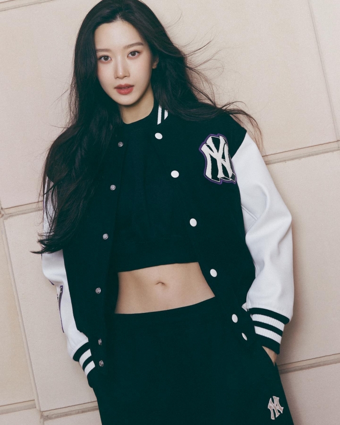 Tampil Sporty, Moon Ga Young Pancarkan Aura Penuh Pesona di Pemotretan Brand Fashion MLB Korea