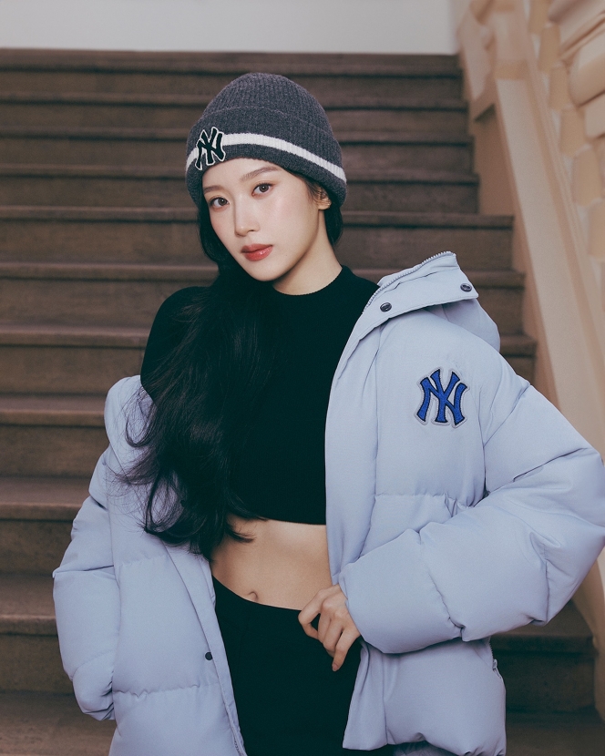 Tampil Sporty, Moon Ga Young Pancarkan Aura Penuh Pesona di Pemotretan Brand Fashion MLB Korea