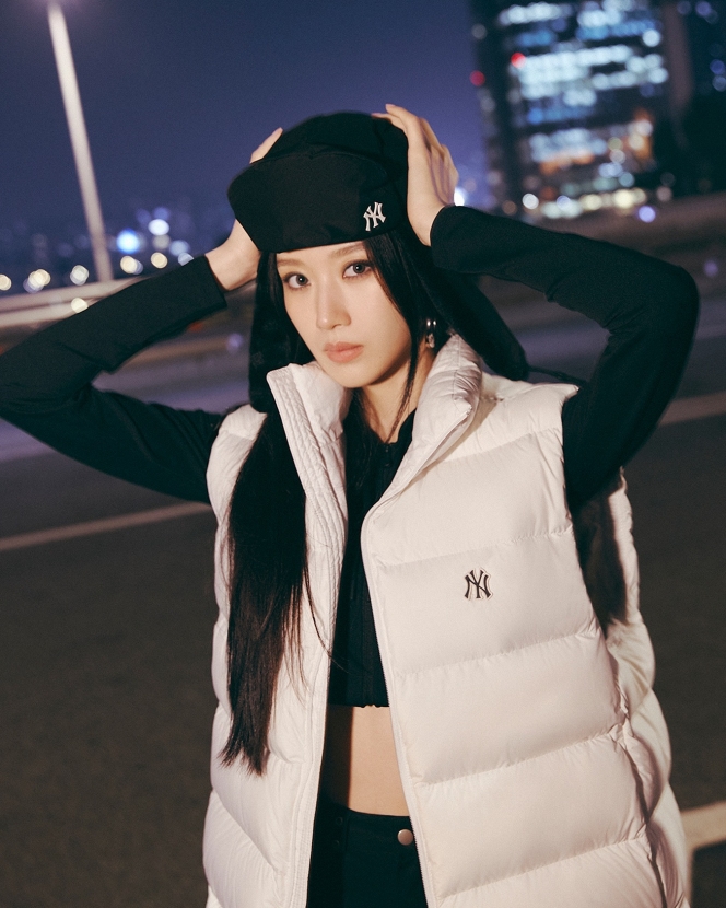 Tampil Sporty, Moon Ga Young Pancarkan Aura Penuh Pesona di Pemotretan Brand Fashion MLB Korea