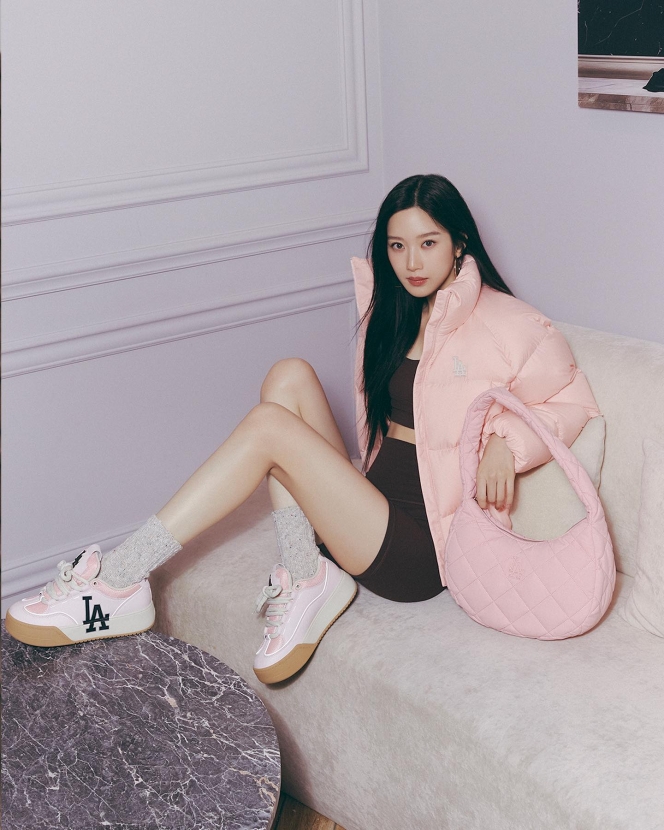 Tampil Sporty, Moon Ga Young Pancarkan Aura Penuh Pesona di Pemotretan Brand Fashion MLB Korea