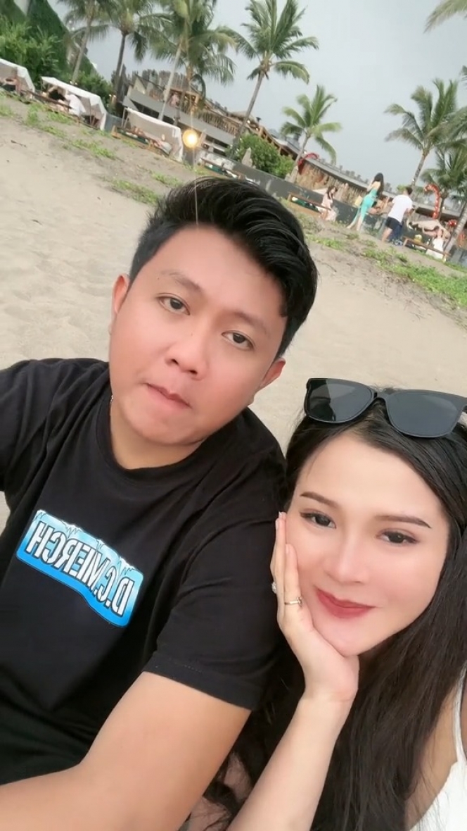 Keguguran Salah Satu Bayi Kembarnya, Ini 11 Potret Bella Bonita dan Denny Caknan Baby Moon di Bali