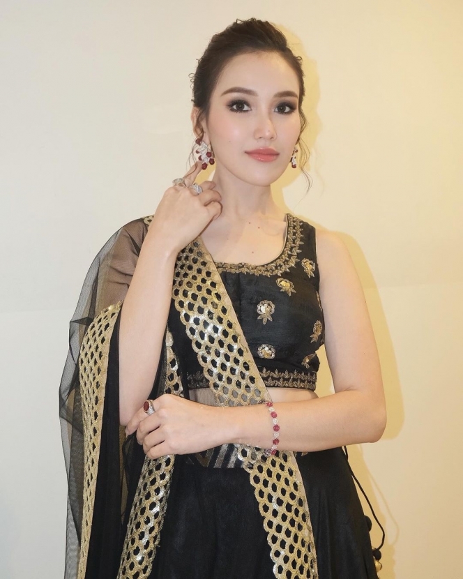 Disebut Lebih Cocok Style India daripada Korea, Ini 8 Potret Ayu Ting Ting Pakai Baju Saree