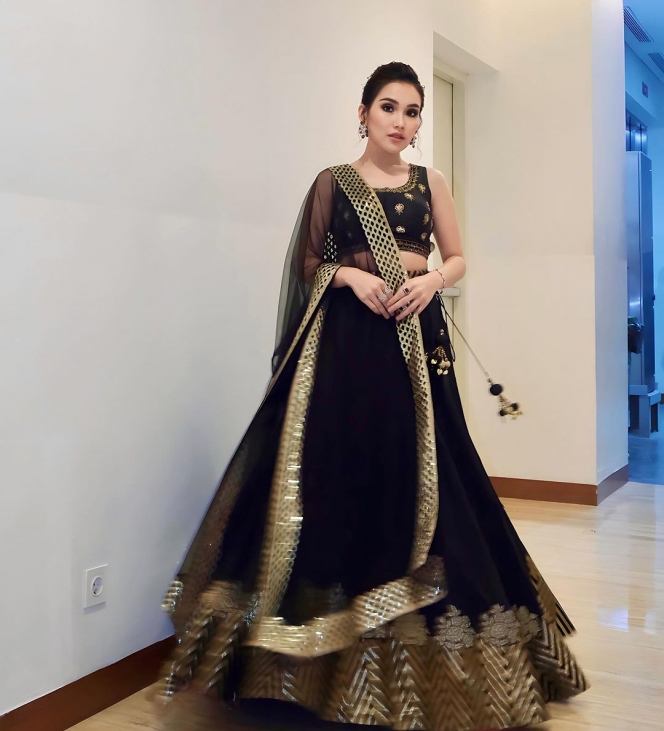 Disebut Lebih Cocok Style India daripada Korea, Ini 8 Potret Ayu Ting Ting Pakai Baju Saree