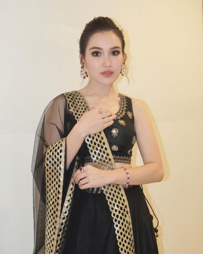 Disebut Lebih Cocok Style India daripada Korea, Ini 8 Potret Ayu Ting Ting Pakai Baju Saree