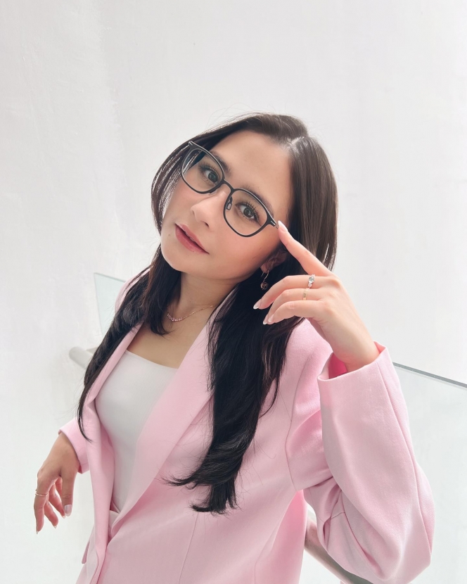 Bak CEO Muda, Prilly Latuconsina Sukses Bikin Terpesona di Penampilannya dengan Outfit Formal Berkacamata
