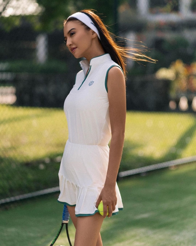 Deretan Potret Cantik Raline Shah Pakai Baju Tenis Warna Putih, Tampilannya Mahal Banget