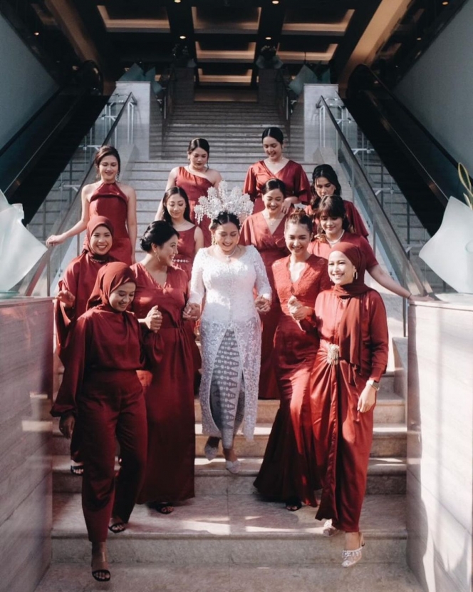 10 Potret Mikha Tambayong jadi Bridesmaid, Penampilannya Manglingi Banget!