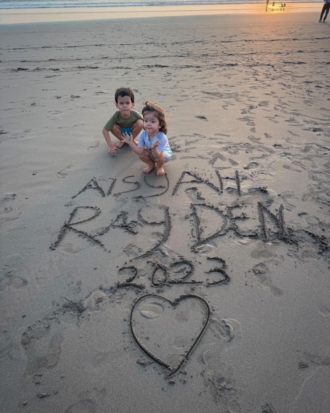 Potret Menggemaskan Rayden Anak Kimberly Ryder Saat Bermain Pasir di Pantai hingga Guling-Guling! 