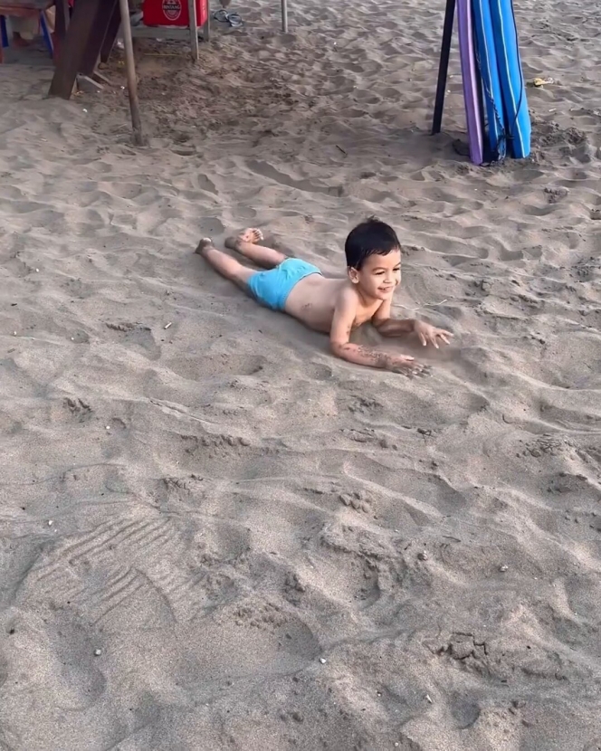 Potret Menggemaskan Rayden Anak Kimberly Ryder Saat Bermain Pasir di Pantai hingga Guling-Guling! 